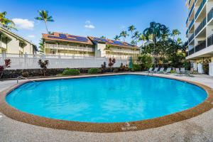 a swimming pool in front of a building at Kona Alii 403 in Kailua-Kona