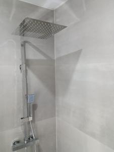 een douche met een douchekop in de badkamer bij El Merendero in Utrera