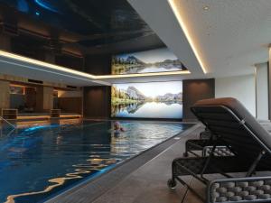 basen w hotelu z osobą w wodzie w obiekcie Ferienhof zur Sonne w mieście Tux