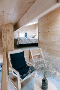 Pokój z krzesłem i łóżkiem w obiekcie Charming Tiny House w mieście LʼIsle-sur-la-Sorgue
