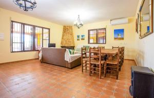 een woonkamer met een tafel en een bank bij Lovely Home In Pozo De Los Palos With Kitchen 