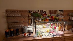 une boîte d'affichage avec des assiettes et de la vaisselle sur une table dans l'établissement Klosterhotel Kreuz, à Mariastein