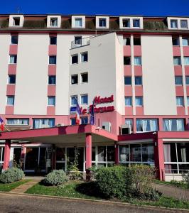 una representación de la parte delantera de un hotel en The Originals City, Hôtel Le Forum, Strasbourg Nord, en Schiltigheim