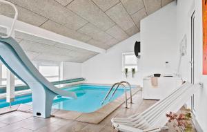una piscina con un tobogán en una casa en Amazing Home In Lkken With Sauna, en Løkken