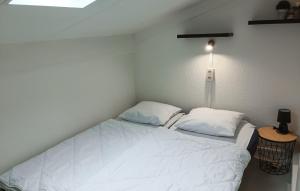 ミッデルケルケにあるGolf 3の白いベッド1台(枕2つ付)