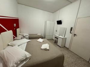 Camera con 2 letti, scrivania e TV. di Hotel Serafini a Rimini