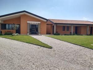 a house with a gravel driveway in front of it at Agriturismo Verdecielo in Padova