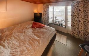 - une petite chambre avec un lit et une fenêtre dans l'établissement Cozy Home In Hkerum With Kitchen, à Hökerum