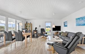 Gorgeous Home In Svendborg With Wifi في سفينبورغ: غرفة معيشة مع أريكة وطاولة