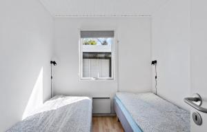 2 camas en una habitación blanca con ventana en Gorgeous Home In Svendborg With Wifi en Svendborg