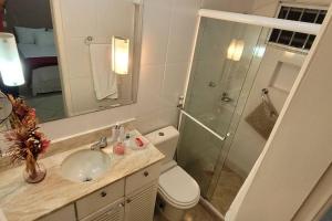 Ένα μπάνιο στο Casa familiar condomínio fechado +51 φωτογραφίες
