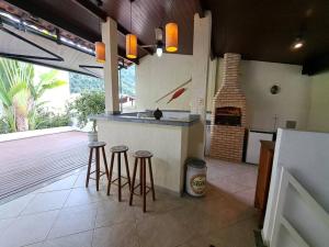 Η κουζίνα ή μικρή κουζίνα στο Casa familiar condomínio fechado