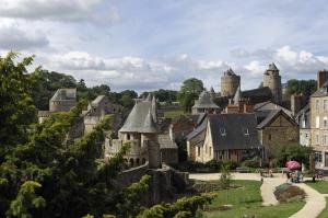 an old town with a castle in the background at La petite maison bleue in Les Portes du Coglais