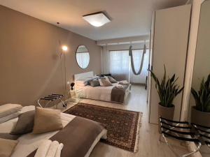 1 dormitorio con 2 camas y espejo en LOFT29 Design home near the Vatican, en Roma