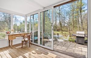 een thuiskantoor met een bureau en glazen ramen bij 1 Bedroom Stunning Home In Tikb in Tikøb