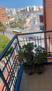 - Balcón con vistas a una calle de la ciudad en Apartamento centrico familiar en Valencia( Frente Estacion Ave ,Joaquin Sorolla), en Valencia