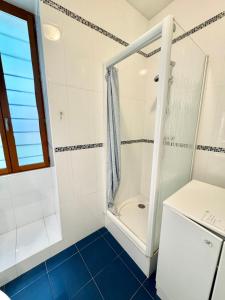 a bathroom with a shower and a toilet at Le St Julien Terrasse vue mer exceptionnelle in Menton