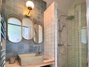 łazienka z umywalką i 2 lustrami w obiekcie KYPRYS - Villa 1930 - Wimereux w mieście Wimereux