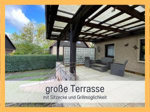 Attraktives Ferienhaus im Grünen في فالكنزيه: شرفة على فناء مع أريكة وكراسي