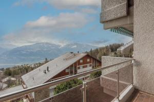 Elle comprend un balcon offrant une vue sur la montagne. dans l'établissement Logement avec une vue envoûtante sur la vallée, à Crans-Montana