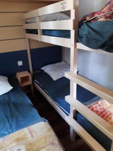 Tempat tidur susun dalam kamar di Mobilhome L'Oasis Camping le Clos Cottet