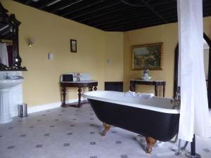 Uma cama ou camas num quarto em Kinnitty Castle Hotel