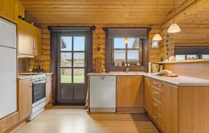 Una cocina o zona de cocina en Amazing Home In Fjerritslev With Wifi