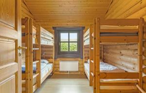 Ce chalet en rondins comprend 2 lits superposés et une fenêtre. dans l'établissement Amazing Home In Fjerritslev With Wifi, à Fjerritslev