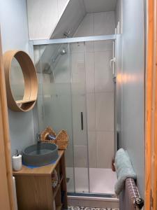 ein Badezimmer mit Dusche und Waschbecken in der Unterkunft Appt lumineux - 2 chambres - Mer et commerces in Berck-sur-Mer + 32 Fotos