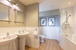 a bathroom with two sinks and a shower and a toilet at 30 Frenchgate in Richmond +31 photos
