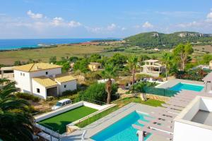 Una vista aérea de una villa con piscina. en V196 Villa Brisa by Menorcarentals Villas, en Son Bou