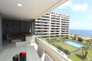 Il comprend un balcon offrant une vue sur l'océan. dans l'établissement Luxury Panorama Mar by Grupo Quattro, à Punta Prima