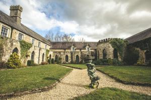 una estatua de un perro delante de un edificio en Kinnitty Castle Hotel, en Kinnitty