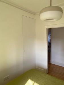 Zimmer mit weißen Wänden und einem grünen Teppich in der Unterkunft Charming house close to Sintra in São Martinho