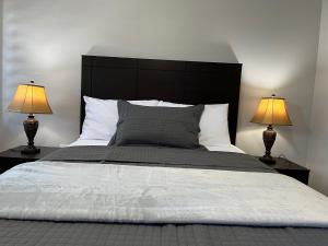 Ένα ή περισσότερα κρεβάτια σε δωμάτιο στο Miracle Motel