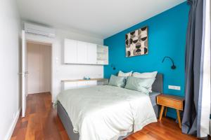 Ліжко або ліжка в номері Comfortion Norma - Suite de luxe avec vue sur la Tour Eiffel