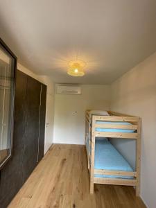 um quarto com dois beliches em Baia Vallugola Exclusive Apartment em Castel di Mezzo