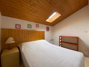 a bedroom with a white bed and a wooden ceiling at Villa Capbreton, 4 pièces, 6 personnes - FR-1-413-114 in Capbreton