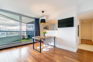 TV a/nebo společenská místnost v ubytování Comfortion Norma - Suite de luxe avec vue sur la Tour Eiffel