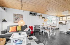 un soggiorno con divano e tavolo di 2 Bedroom Beautiful Home In Esbjerg V a Esbjerg