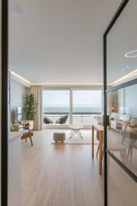 een woonkamer met uitzicht op de oceaan bij Pleasant apartment with frontal sea view in Middelkerke