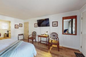 Un dormitorio con una cama y una mesa y sillas. en Dogwood - Unit 603, en Flat Rock