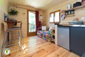 una cucina e un soggiorno in una casetta minuscola di Gite les Ecureuils a Herbeys