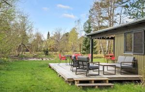una terraza con sillas y una mesa en un patio en Beautiful Home In Vig With Wifi, en Vig