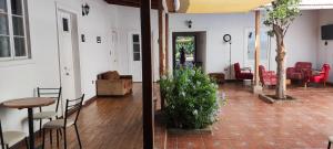 un soggiorno con tavolo e sedie di Scorpius Hostel a Vicuña