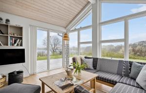 un soggiorno con divano e tavolo di Stunning Home In Haderslev With House Sea View a Haderslev