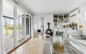 Dapur atau dapur kecil di 3 Bedroom Amazing Home In Dronningmølle
