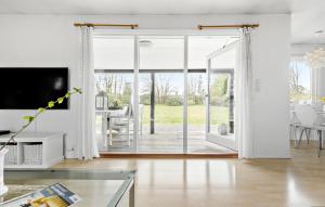 Televisyen dan/atau pusat hiburan di 3 Bedroom Amazing Home In Dronningmølle