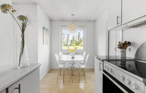 Dapur atau dapur kecil di 3 Bedroom Amazing Home In Dronningmølle