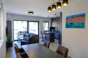 TV a/nebo společenská místnost v ubytování Premium Holiday house VILA OAZA with Pool